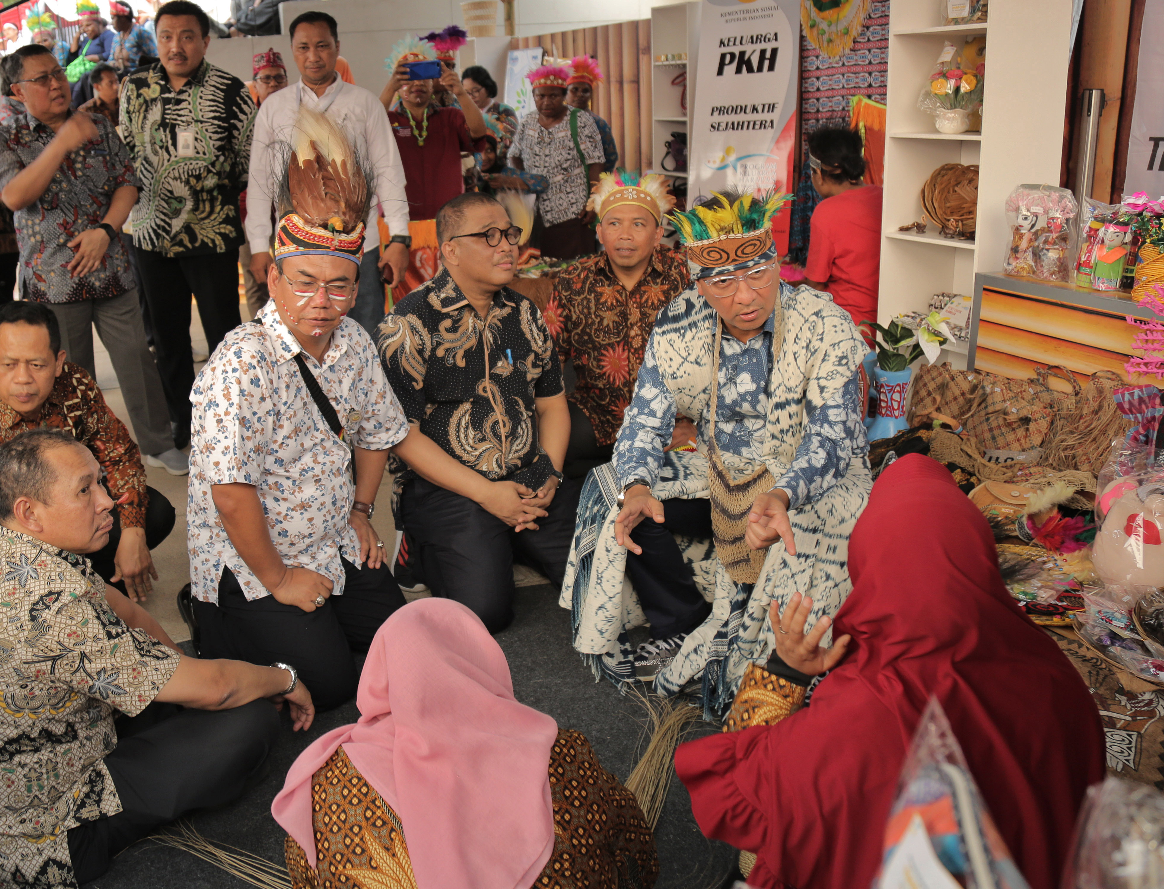 KELUARGA PENERIMA MANFAAT PKH: Menteri Sosial Agus Gumiwang Kartasasmita (kanan)