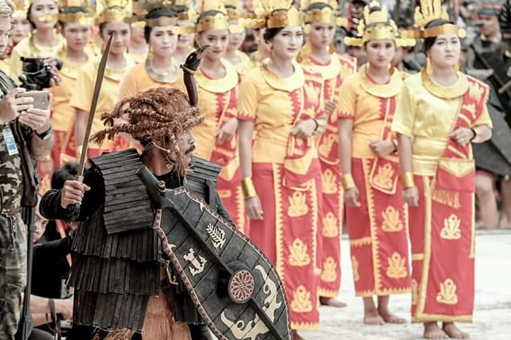 Tarian tradisional yang menyemarakkan acara Puncak Sail Nias 2019 di Kabupaten Nias Selatan, Sumatra Utara 