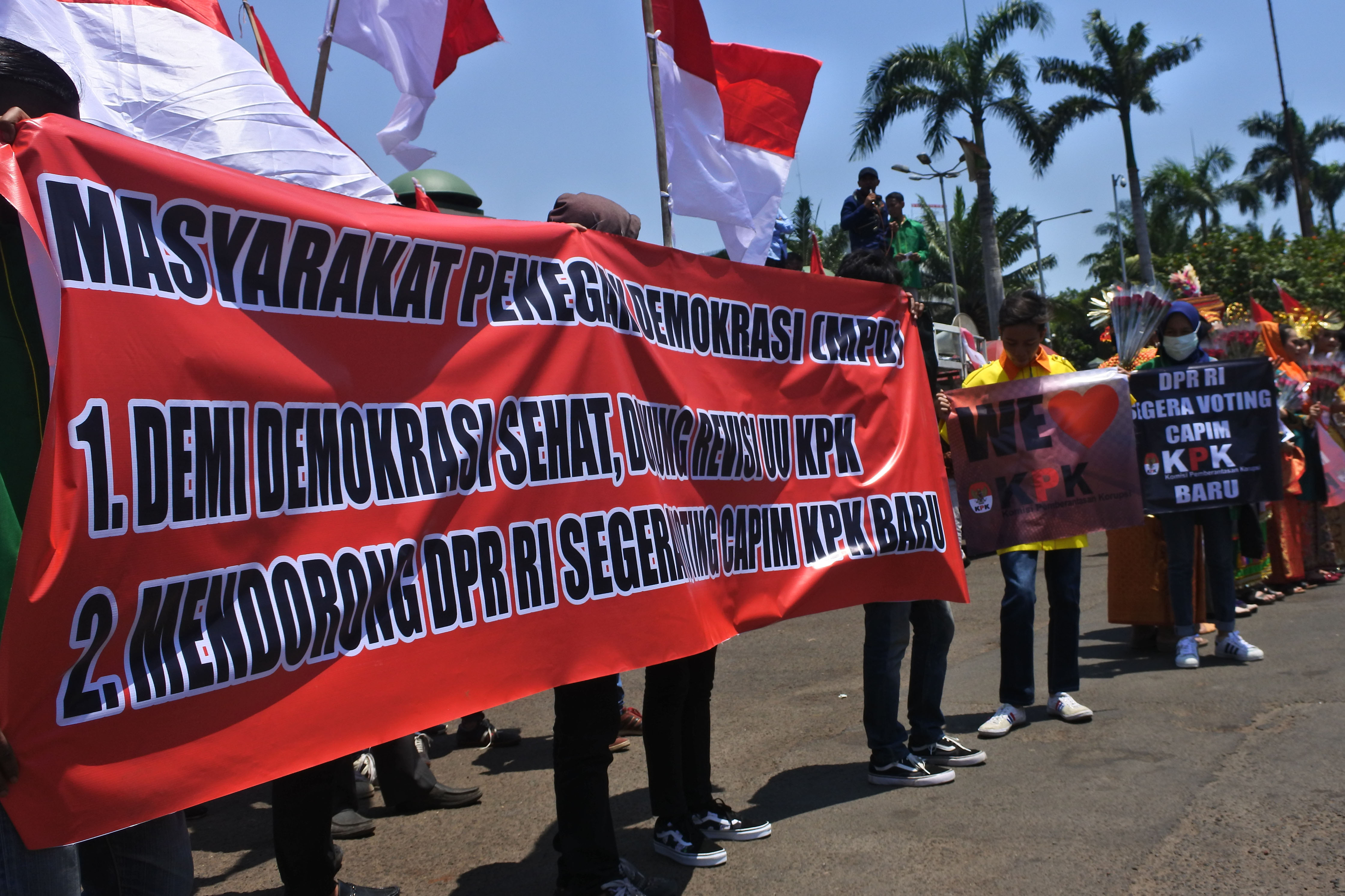 Aksi mendukung revisi UU KPK