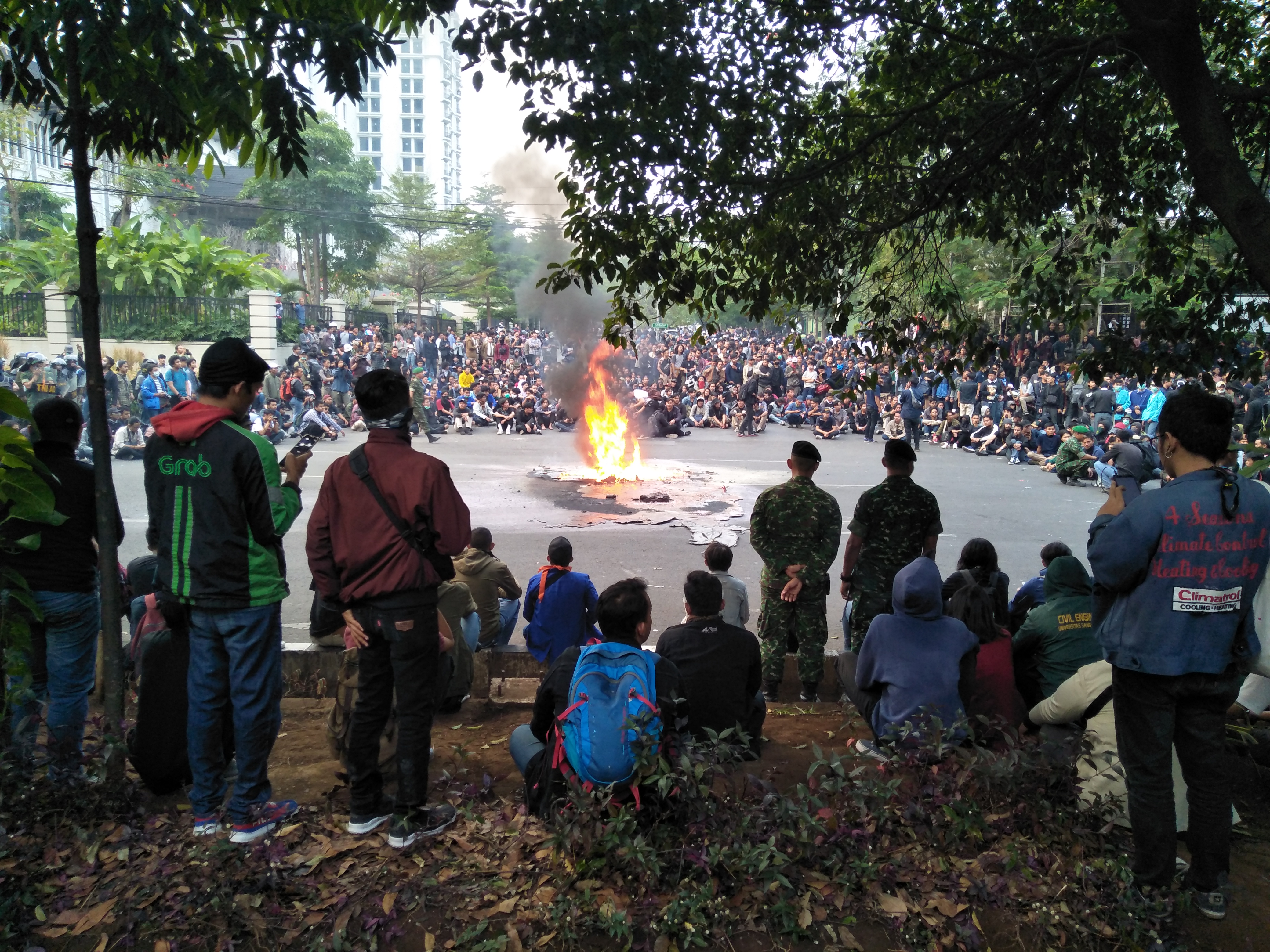 Demo mahasiswa dan massa di Bandung, Selasa (24/9). 