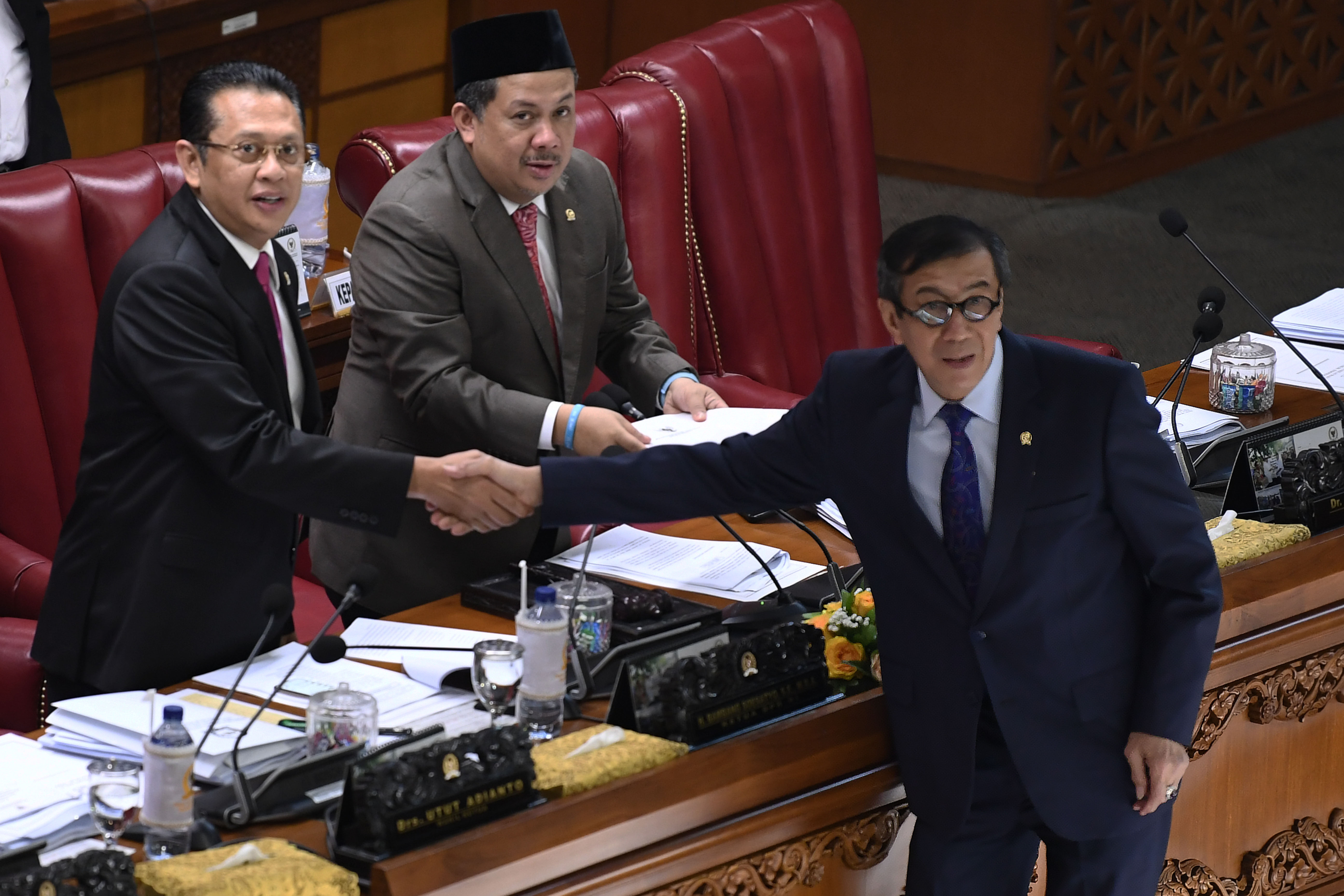Menteri Hukum dan HAM Yasonna Laoly (kanan) saat Rapat Paripurna ke-10 DPR di Kompleks Parlemen, Jakarta, Selasa (24/9).