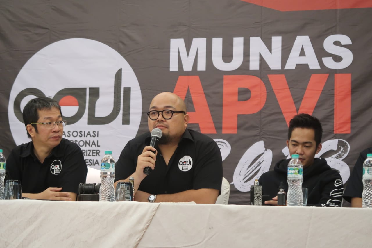 Aryo Andrianto (tengah), Ketua Asosiasi Personal Vaporizer Indonesia (APVI) jumpa pers di Jakarta, Senin (16/9).