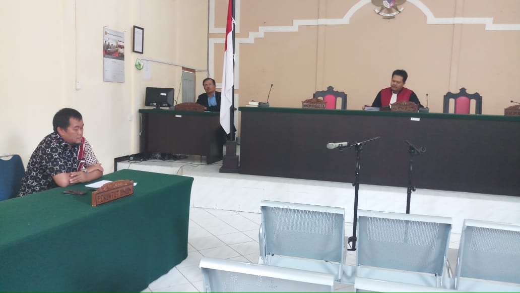 Koordinator Masyarakat Anti Korupsi Indonesia (MAKI) Boyamin Saiman di ruang sidang PN Tanjungpinang.