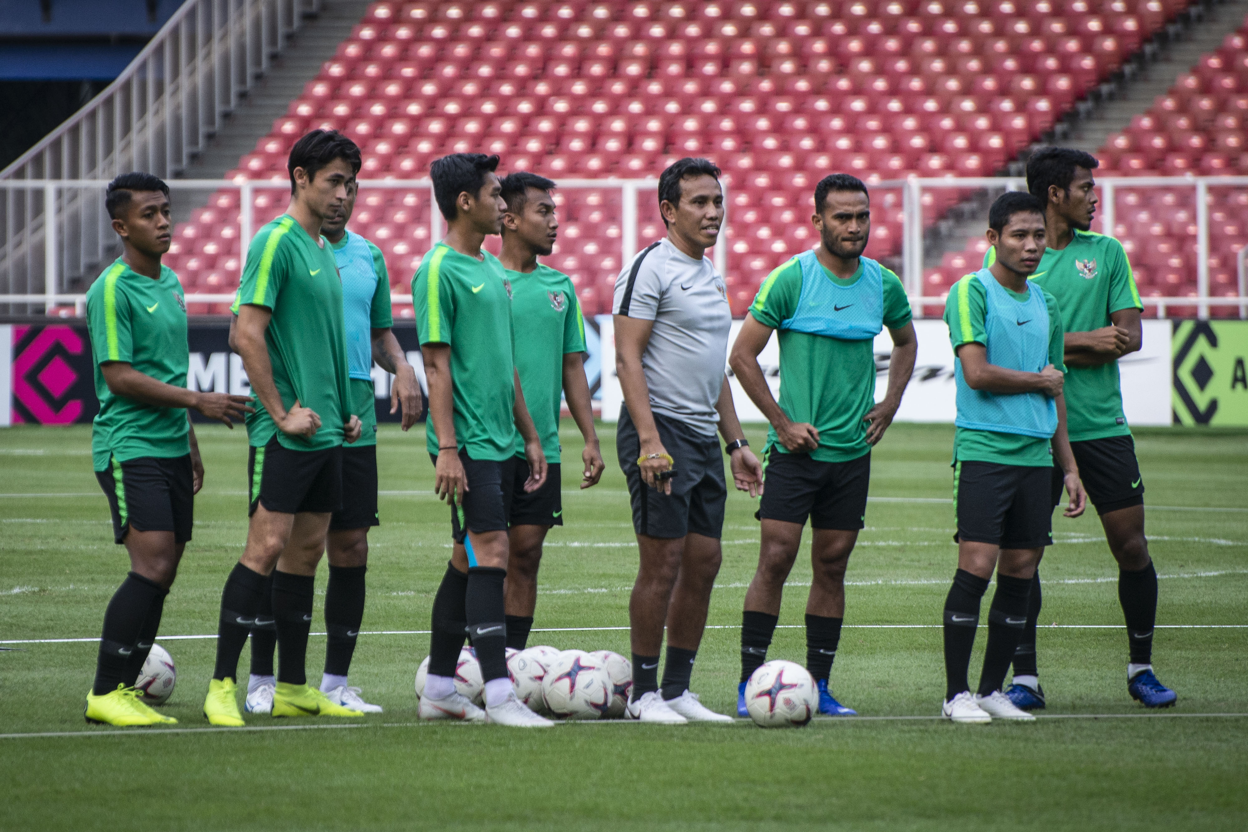 Pelatih Timnas Indonesia Bima Sakti (tengah) bersama sejumlah pemain dalam sesi latihan di Stadion Utama Gelora Bung Karno, Jakarta, 