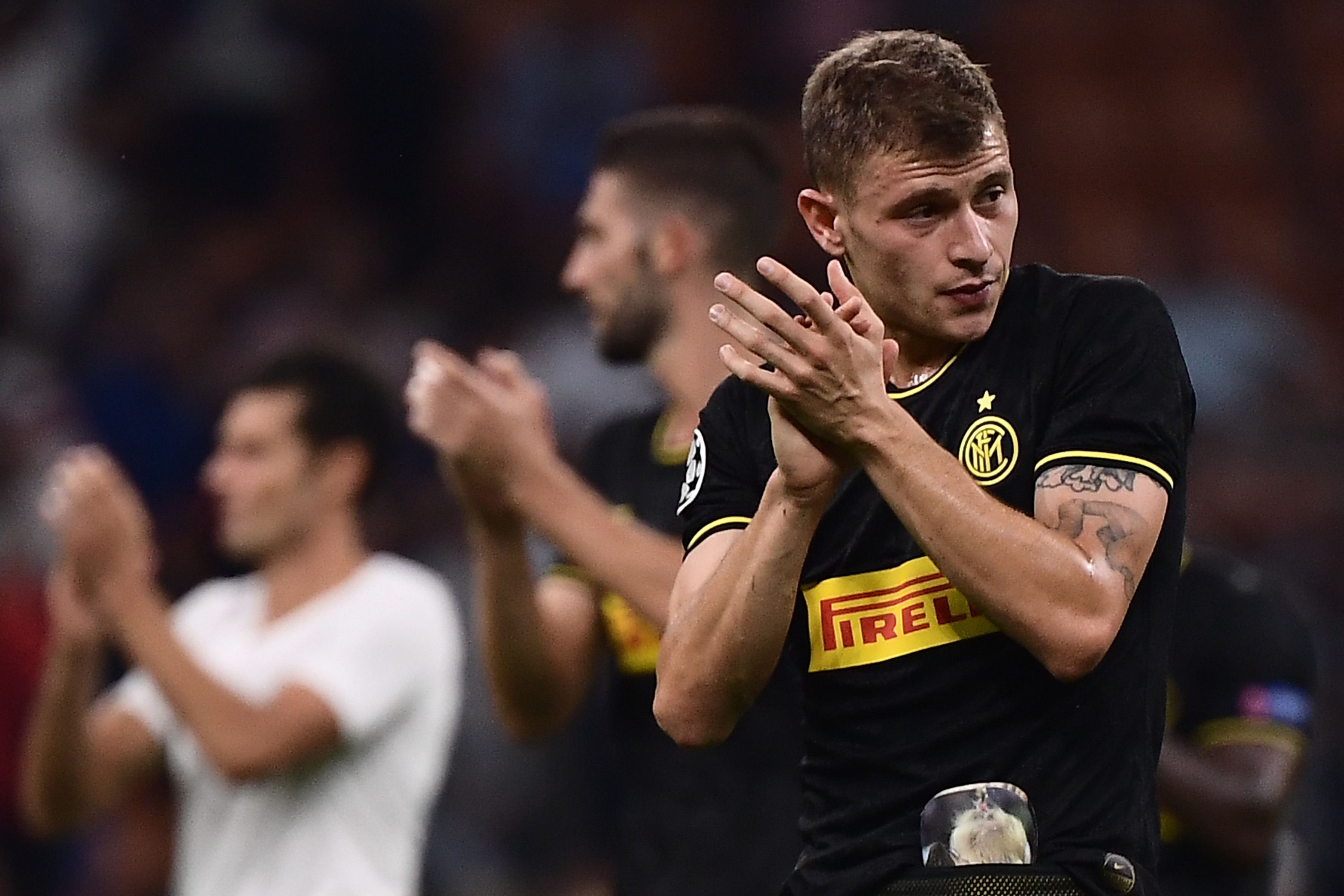 Pencetak gol Inter Milan Nicolo Barella memberikan apresiasi kepada para pendukung selepas laga Liga Champions melawan Slavia Praha.