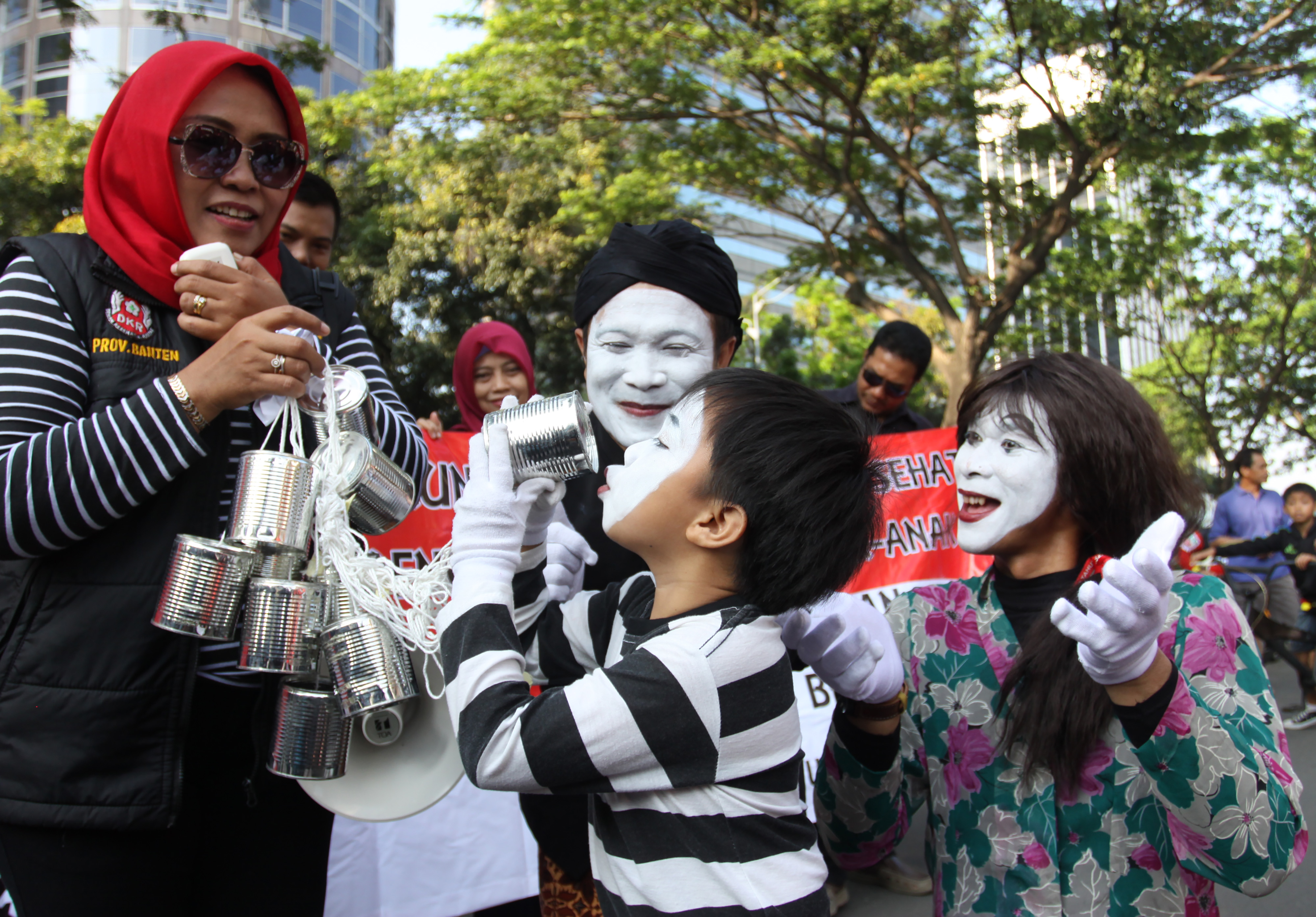 Seniman pantomim dari Dewan Kesehatan Rakyat melakukan aksi teatrikal untuk tidak memberi susu kental manis kepada anak di Jakarta.