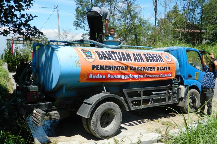 BPBD Klaten menyalurkan bantuan air bersih untuk warga di daerah kekeringan.   