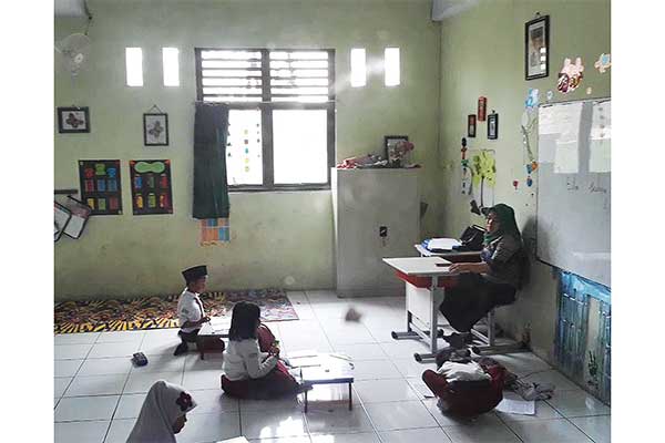 Kegiatan belajar mengajar lesehan di lantai tanpa meja dan kursi di SD Negeri Pekayon Jaya 3, Bekasi, Jawa Barat, kemarin. 