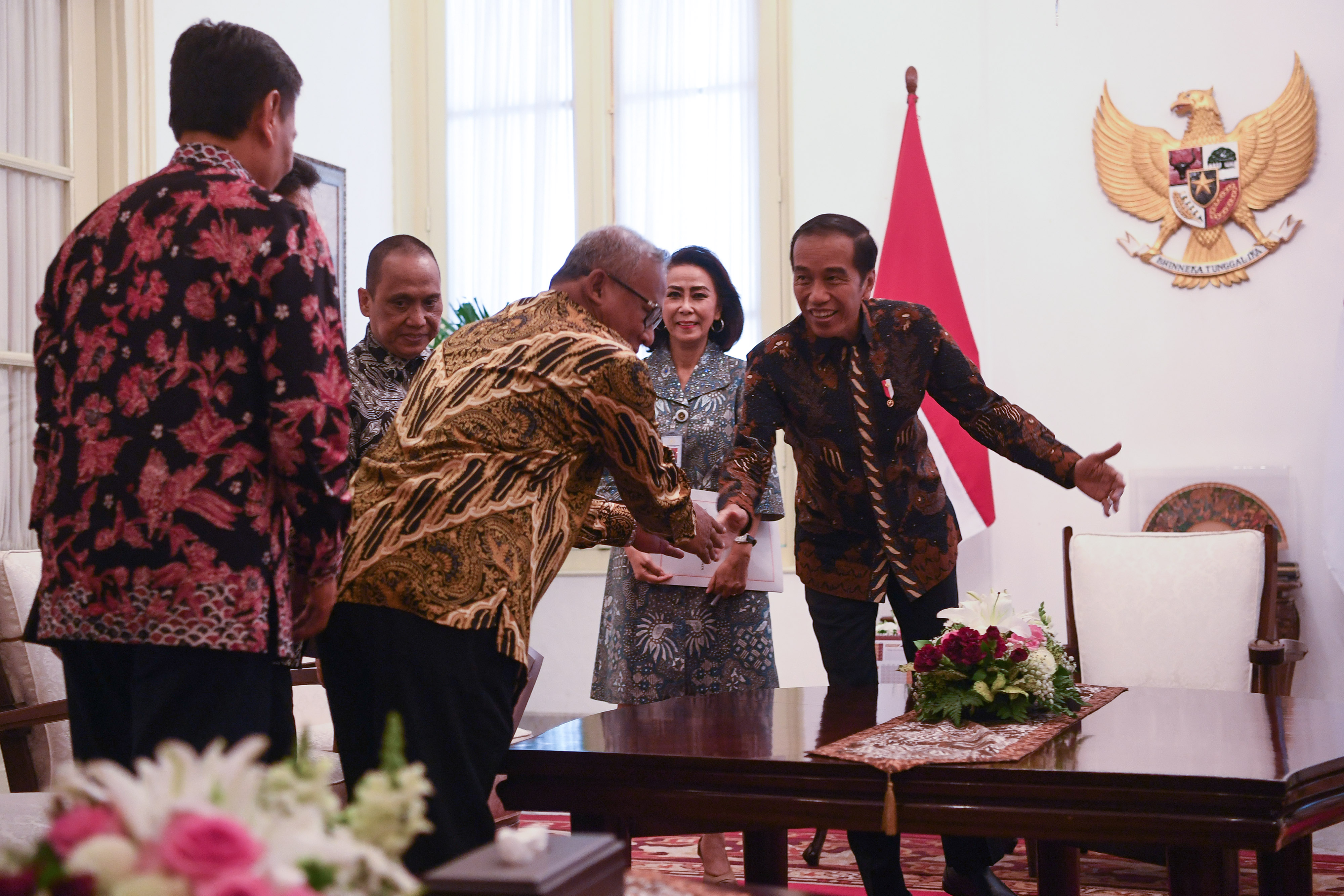 Presiden Joko Widodo menerima panitia seleksi (pansel) calon pimpinan (capim) KPK di Istana Merdeka Jakarta, Senin (2/9/2019). 