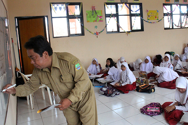 Murid belajar di lantai