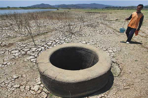 Warga berada di Waduk Gajah Mungkur yang mengering di Wonogiri, Jawa Tengah, kemarin.
