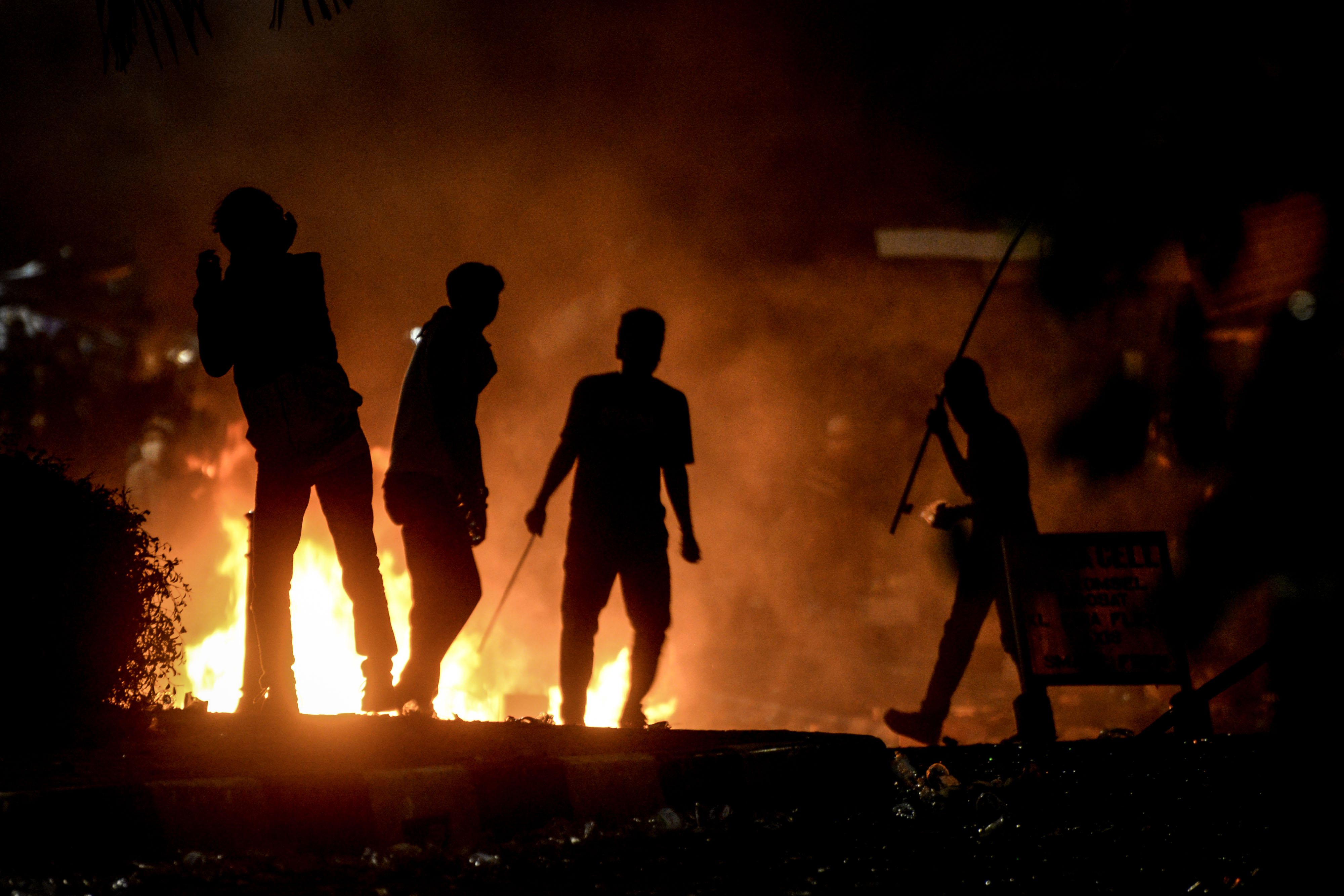 Sejumlah pelajar melakkukan aksi unjuk rasa menentang UU KPK hasil revisi dan RKUHP yang berujung ricuh.