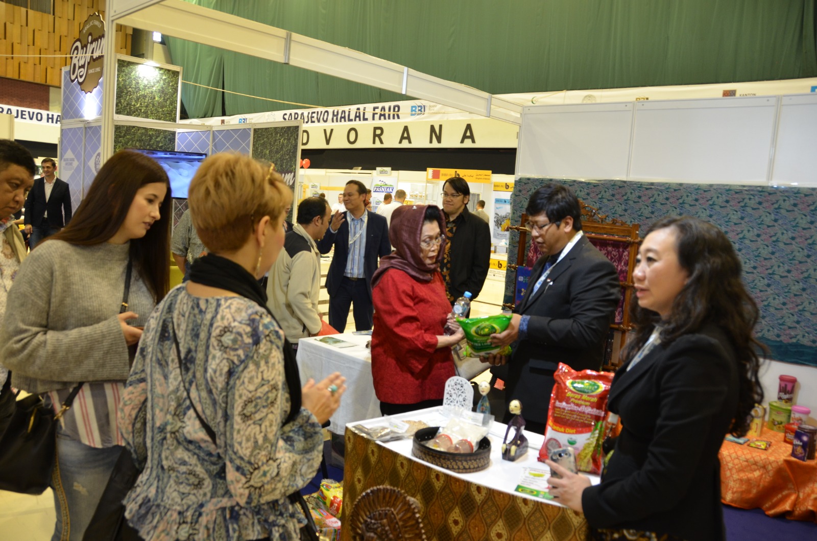 Duta Besar RI untuk Bosnia dan Herzegovina Amelia Achmad Yani (ketiga dari kanan) saat mengunjungi stan Infonesia di Sarajevo Halal Fair