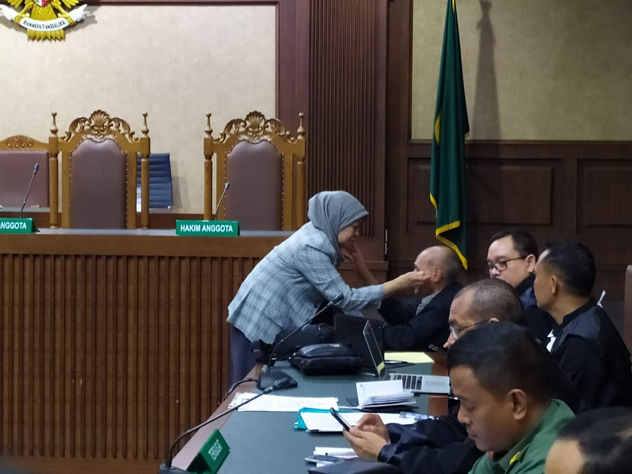 Istri Kivlan Zen menghapus air mata sang suami sebelum persidangan berlangsung 