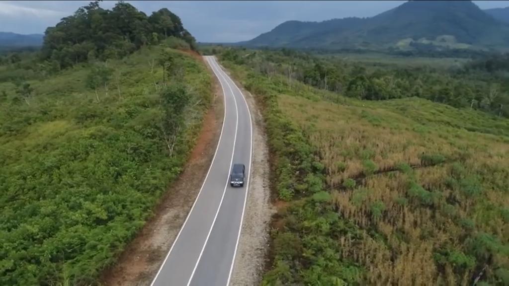 Jalan paralel di perbatasan