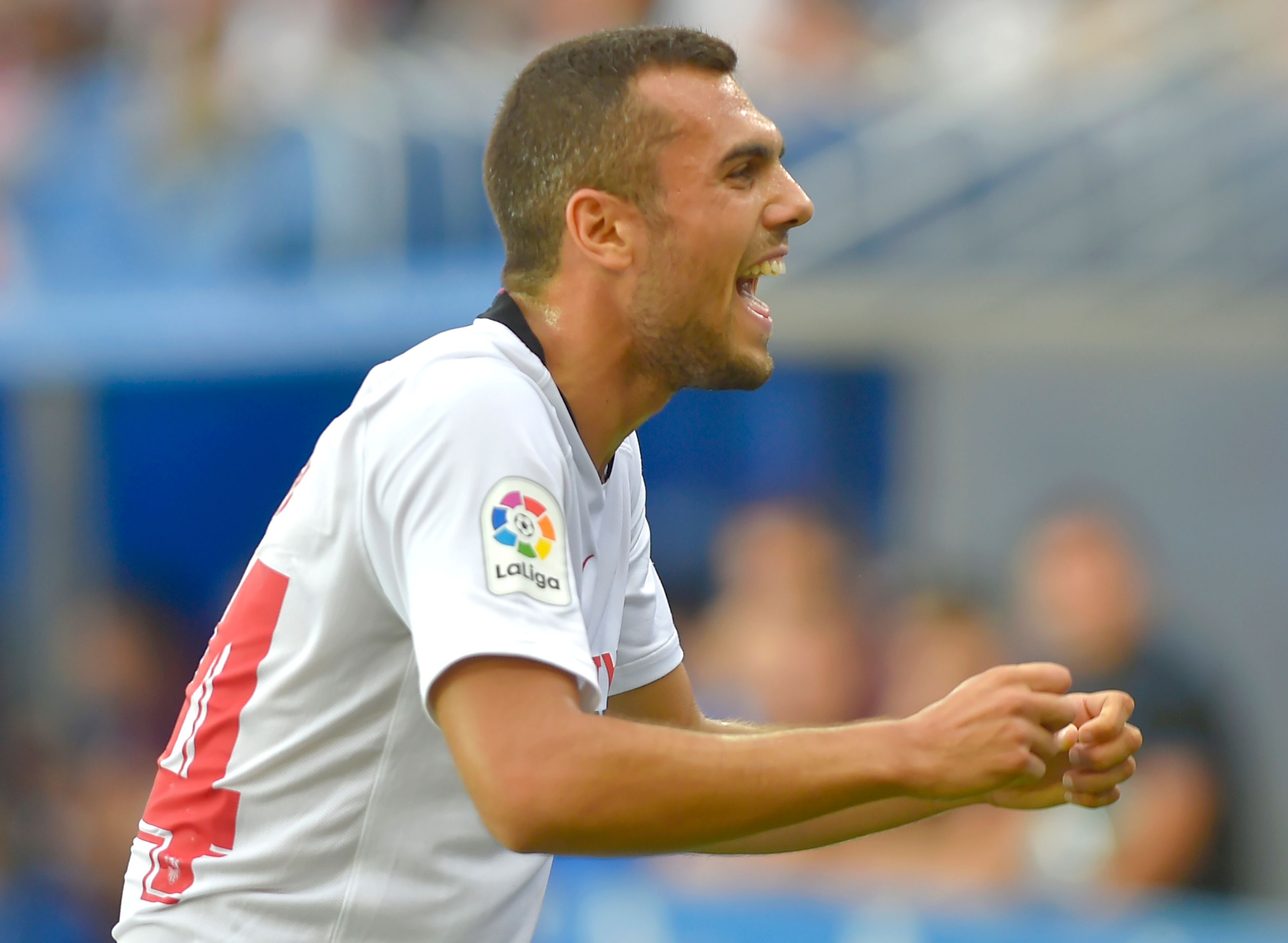 Joan Jordan melakukan selebrasi usai mencetak gol ke gawang Alaves