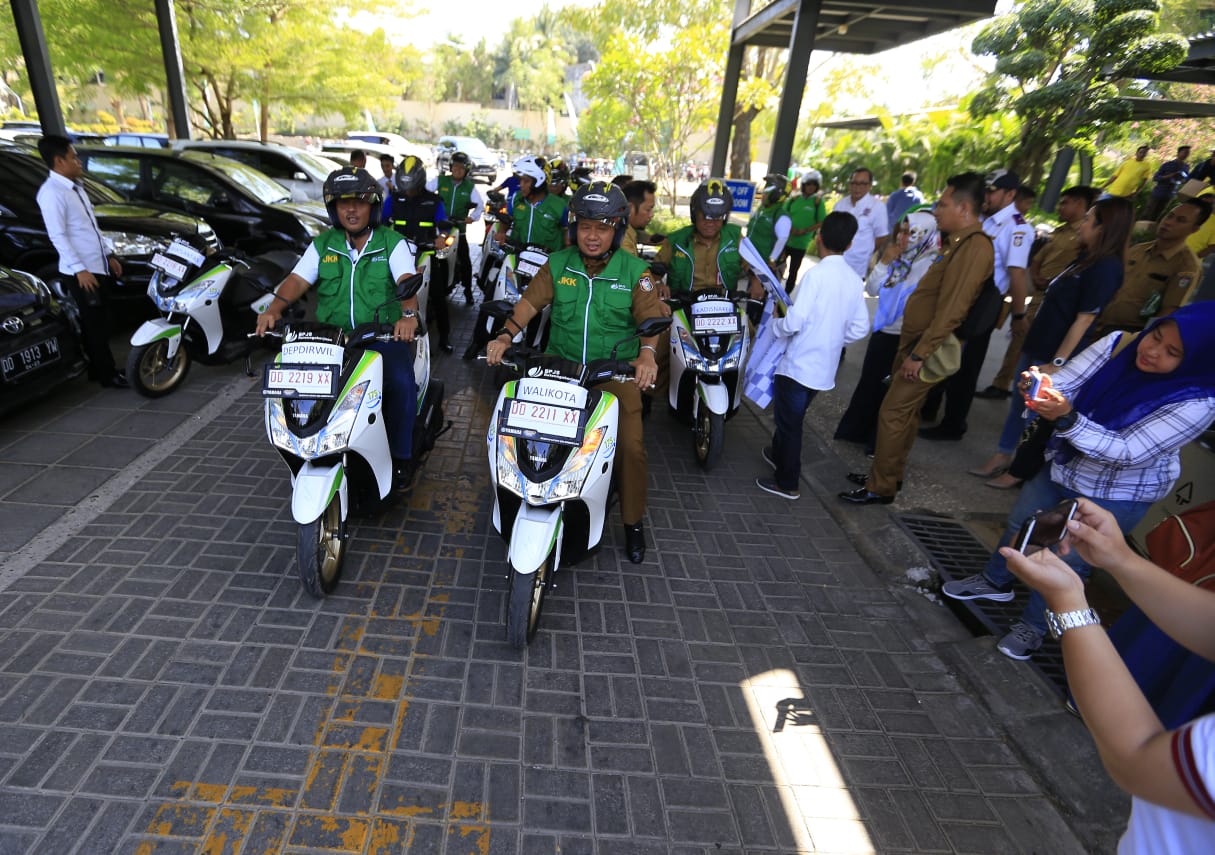 BPJS Ketenagakerjaan  menggelar kegiatan program promotif preventif pembagian helm dan safety riding di Makassar, Senin (23/9).