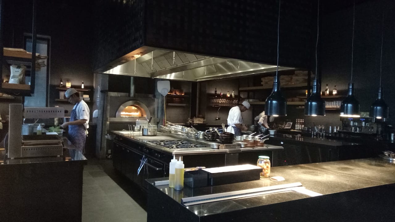 Restoran Filini dengan konsep open kitchen merupakan restoran Italia otentik yang dimiliki Radisson Blu