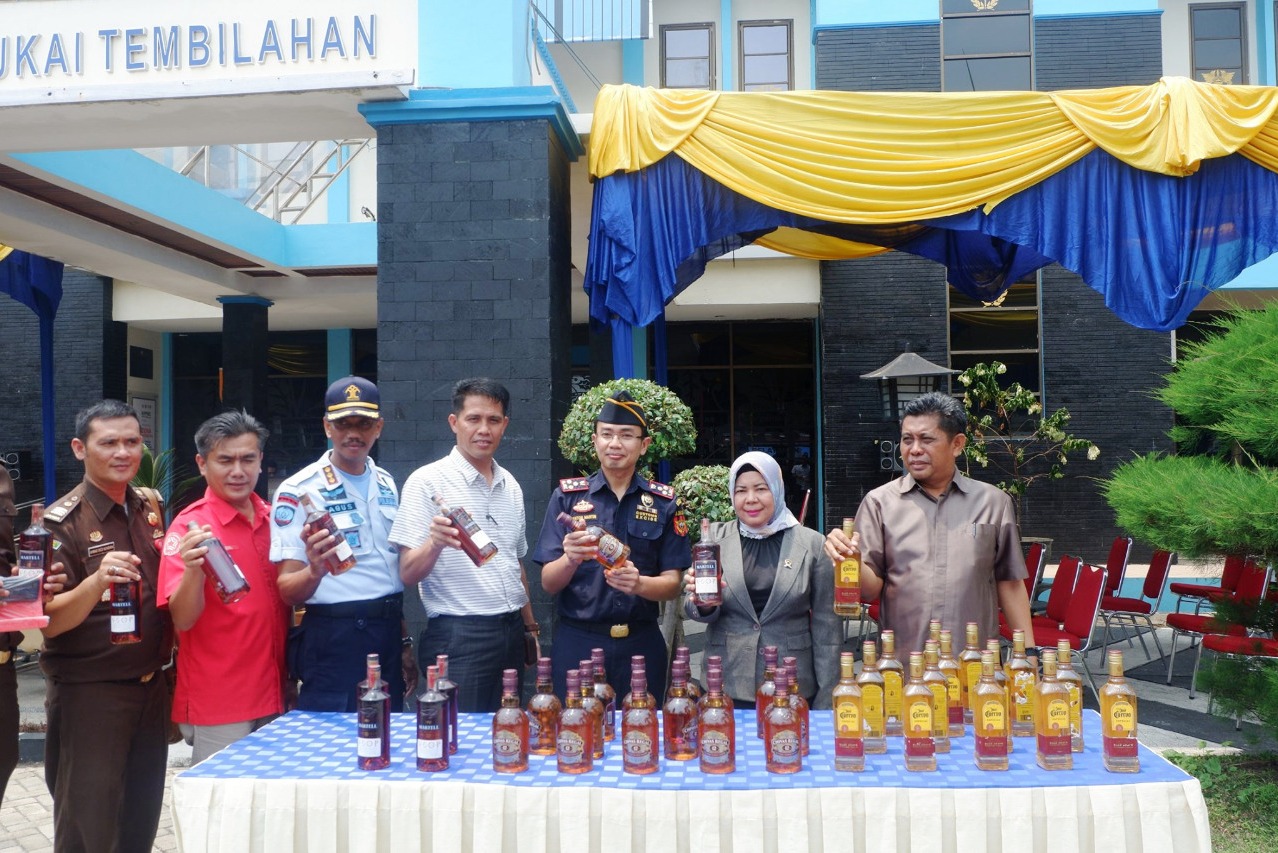 Sinergi Bea Cukai dan Kejari Tembilahan Musnahkan Miras Rp4 M