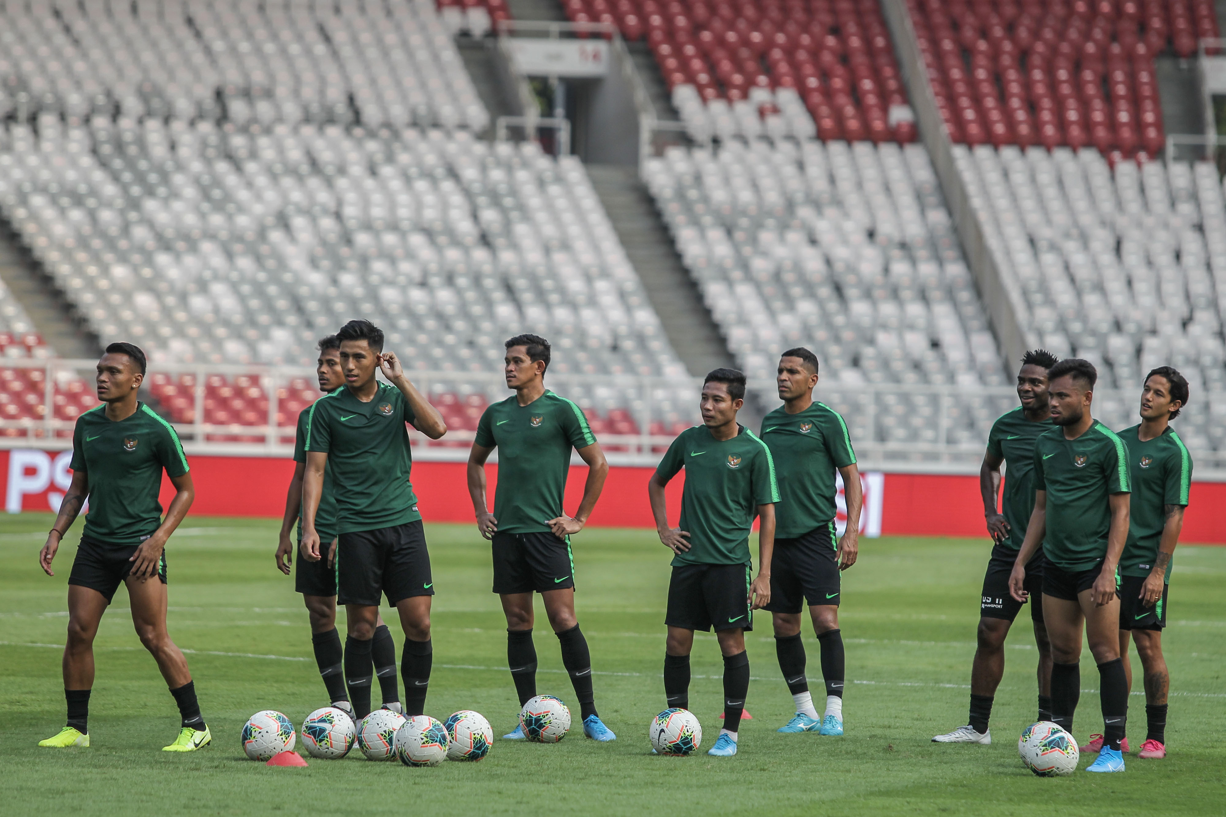 Sejumlah pemain timnas Indonesia mengikuti sesi latihan resmi di Stadion Utama Gelora Bung Karno, Senayan, Jakarta, Senin (9/9/2019).