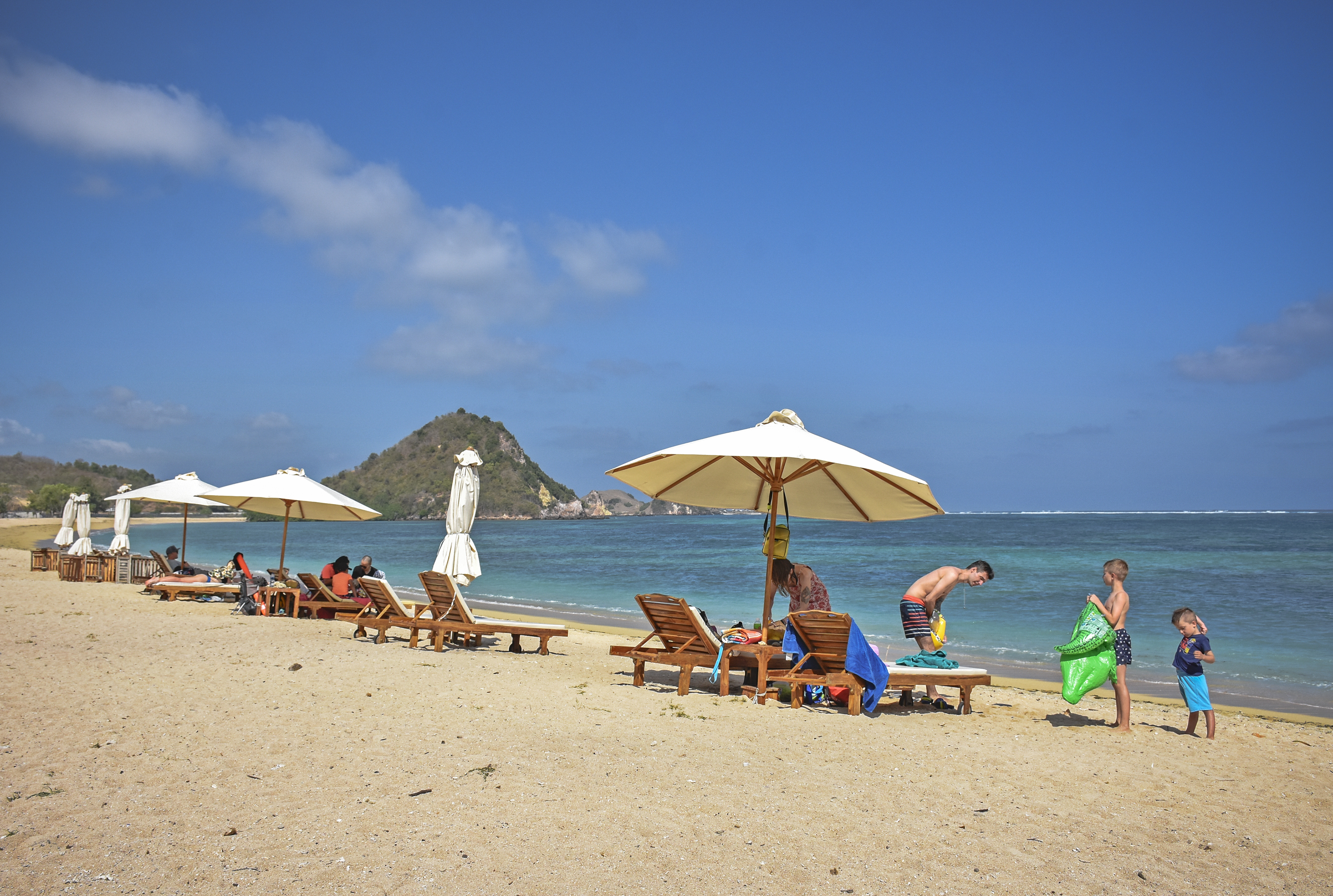 Wisatawan berada di pinggiran pantai kawasan wisata Mandalika di Desa Kuta, Kecamatan Pujut, Praya, Lombok Tengah, NTB.