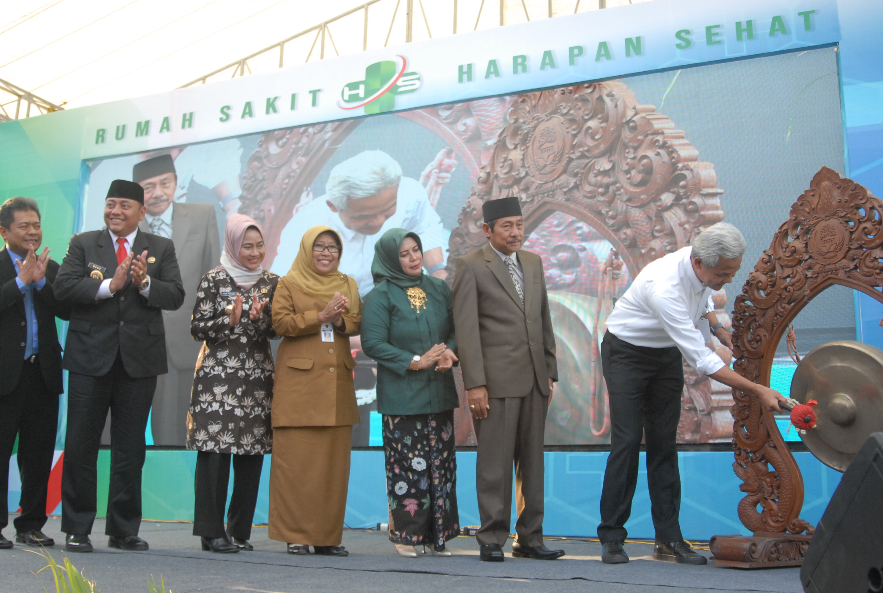 Gubernur Jawa Tengah Ganjar Pranowo memukul gong menandai peresmian RS Harapan Sehat Slawi, Kabupaten Tegal, Selasa (4/9). 