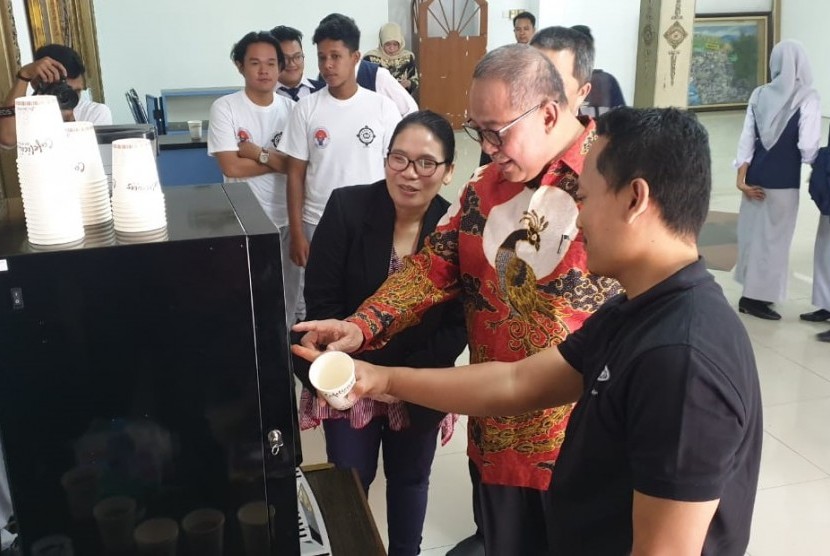 Deputi Bidang Pemberdayaan Pemuda Asdep Kreativitas Pemuda Djunaedi (berbaju batik).