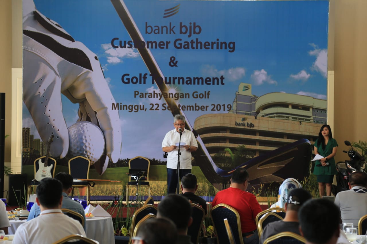 Direktur Utama bank bjb Yuddy Renaldi memberikan sambutan pada bank bjb Customer Gathering & Golf Tournament 2019 di Bandung, Minggu (22/9).