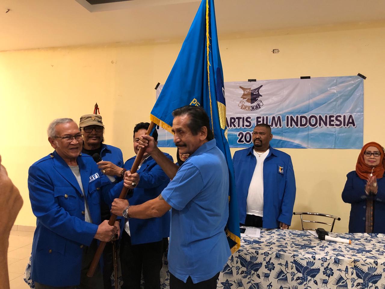 Piet Pagau menerima bendera Parfi