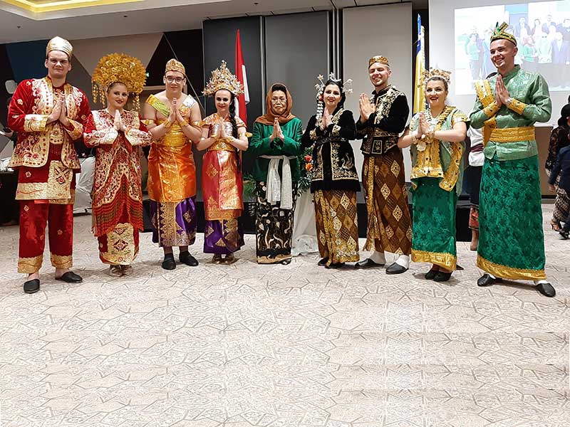 Dubes RI untuk Bosnia dan Herzegovina, Amelia Achmad Yani (tengah), berfoto bersama dengan para tamu undangan perwakilan duta besar 