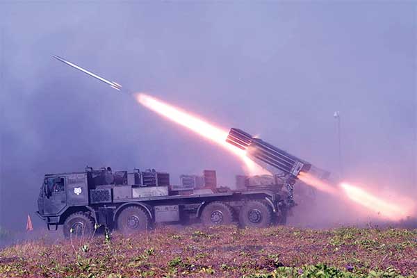 Prajurit Korps Marinir TNI-AL melakukan Latihan Gabungan TNI Dharma Yudha di Pantai Banongan, Situbondo, Jawa Timur, kemarin.