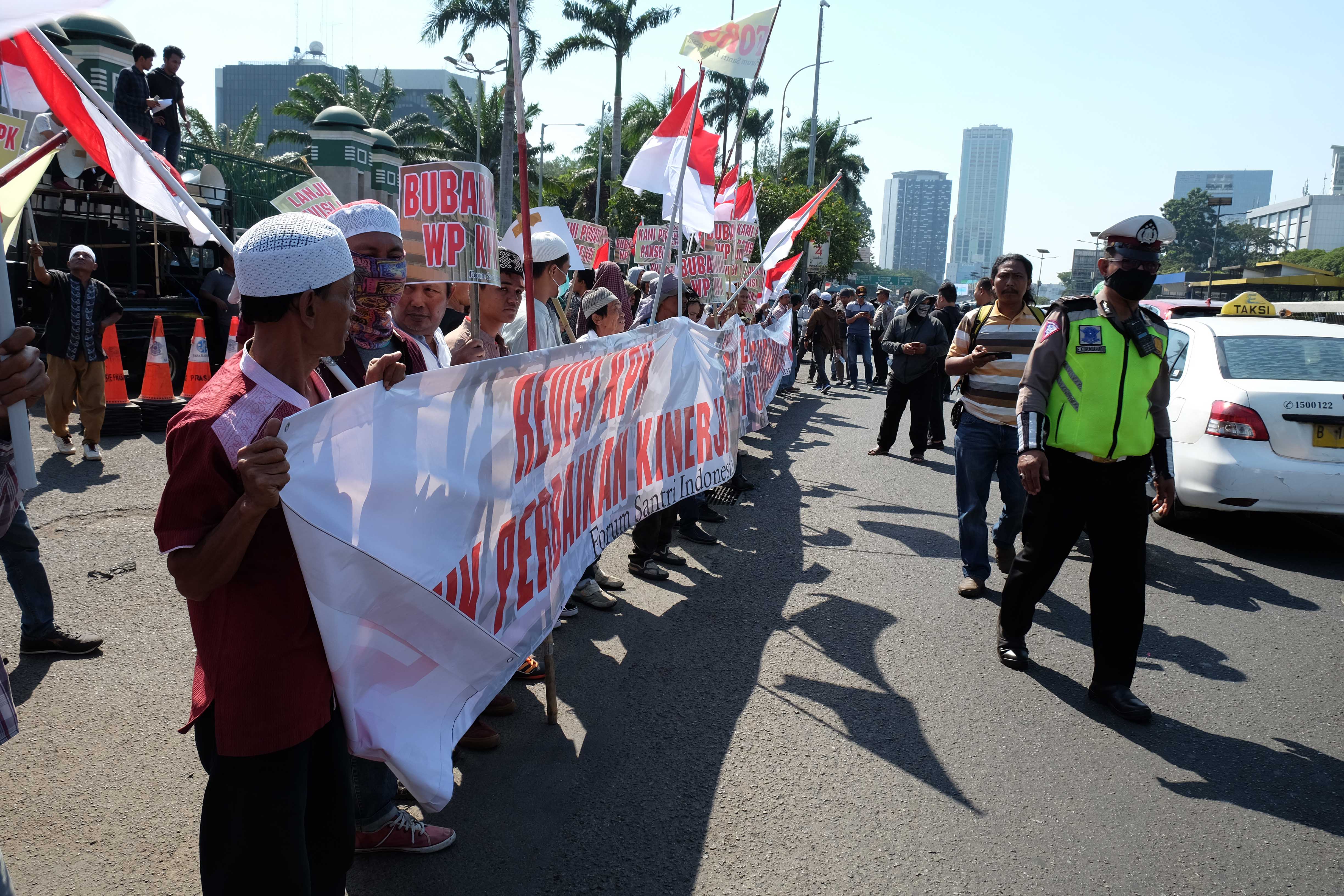 Forum Santri Indonesia menggelar aksi dukungan revisi UU KPK di depan Gedung DPR, Kompleks Parlemen Senayan, Jakarta, Rabu (11/9).