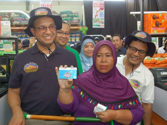 Gubernur DKI Jakarta Anies Baswedan saat meresmikan JakGrosir di Kepulauan Seribu  