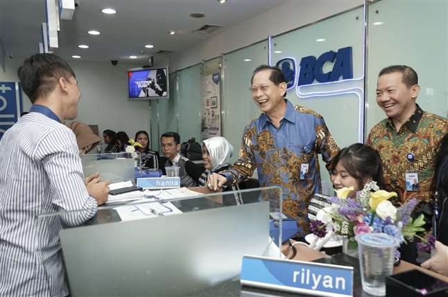 Dirut BCA Jahja Setiaatmadja turun langsung melayani nasabah bertepatan pada Hari Pelanggan Nasional, Rabu (4/9).