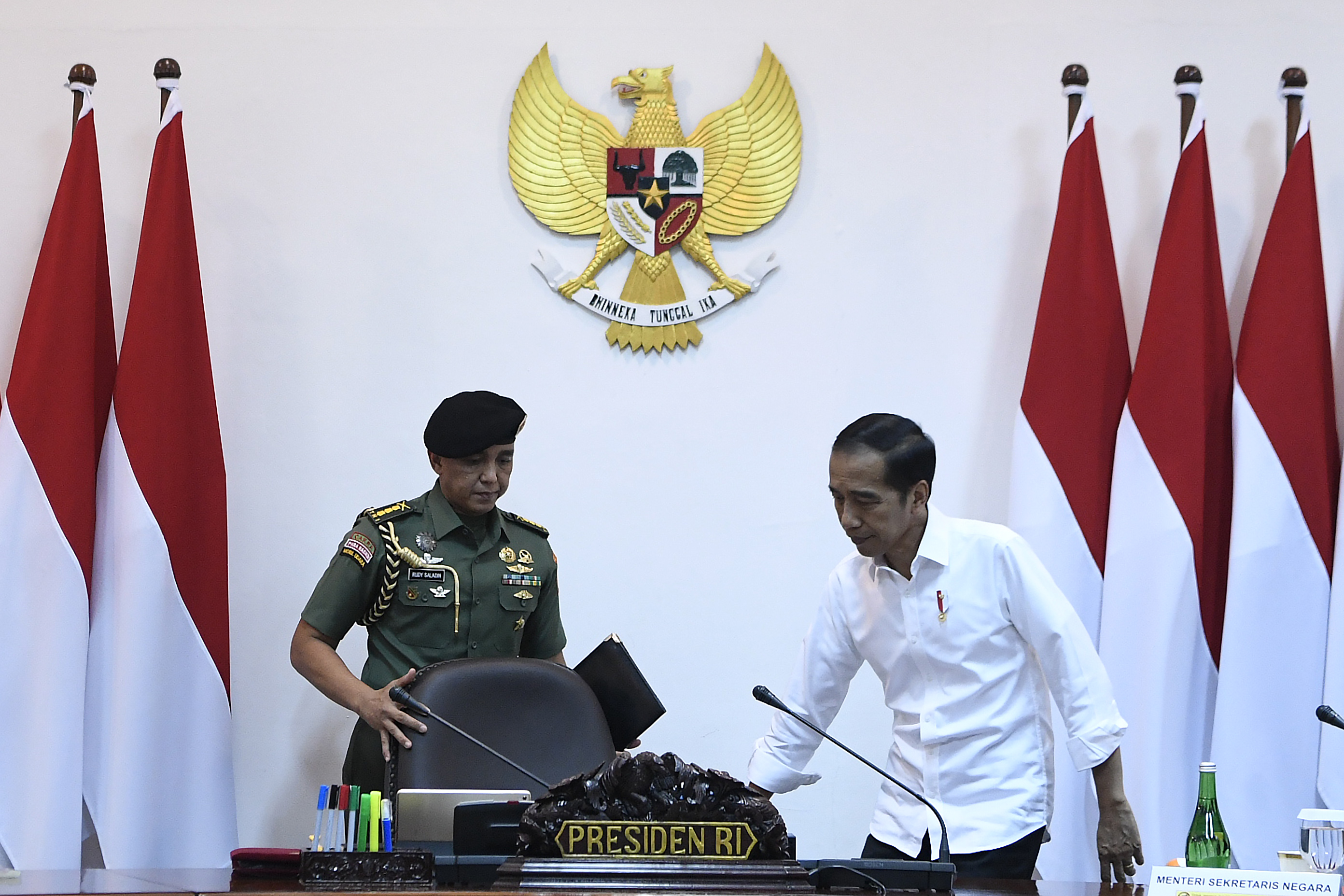  Presiden Joko Widodo (kanan) bersiap memimpin rapat terbatas di Kantor Presiden, Jakarta, Selasa (3/9.