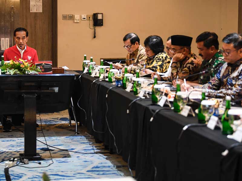 Presiden Joko Widodo memimpin rapat terbatas penanganan kebakaran hutan dan lahan (karhutla) di Pekanbaru, Riau.