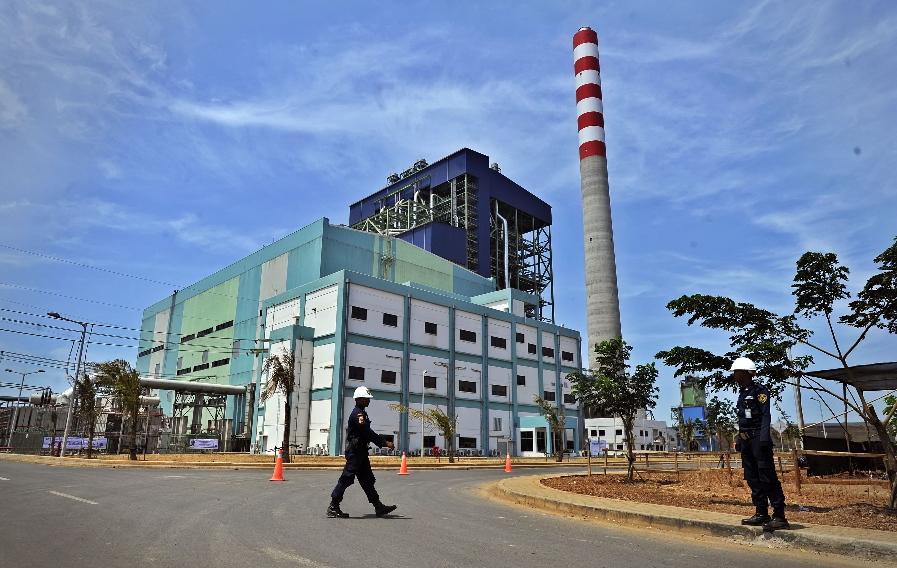 Dua petugas satpam berada di dekat instalasi PLTU Cirebon yang menghasikan 1 x 660 Mega Watt, di Cirebon, Jawa Barat.