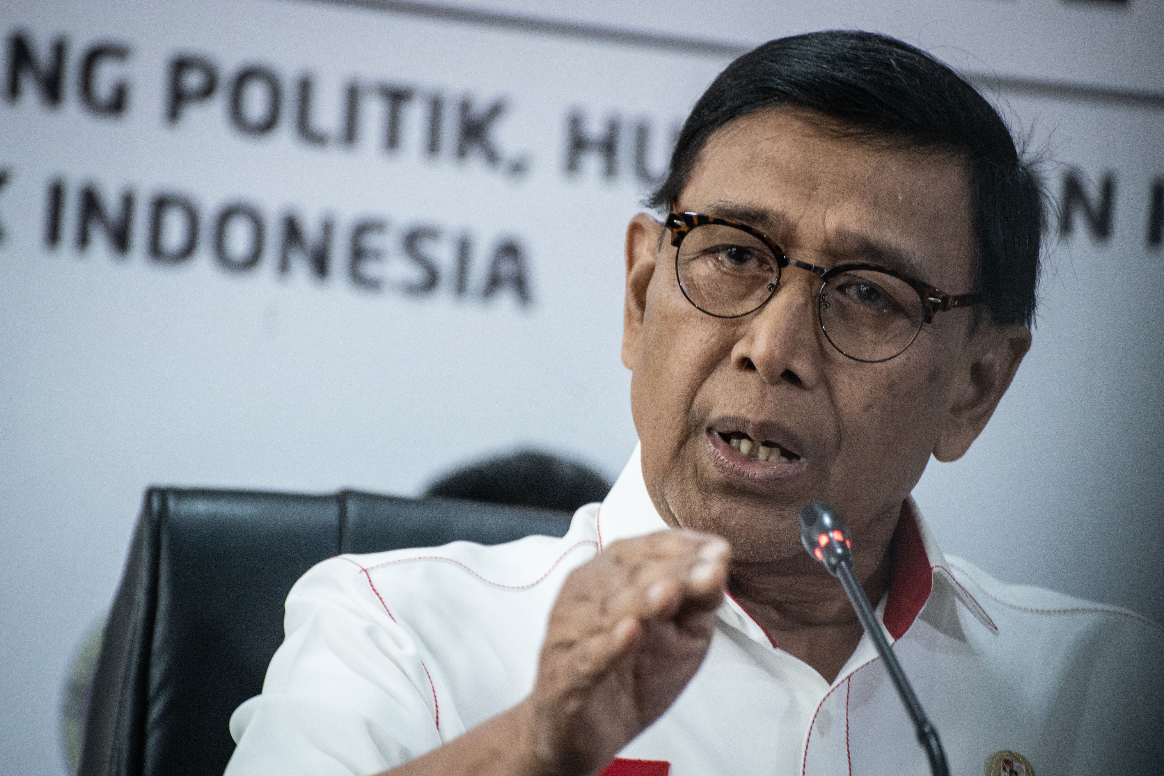 Menko Polhukam Wiranto memberikan keterangan pers terkait revisi UU KPK di Jakarta, Rabu (18/9).