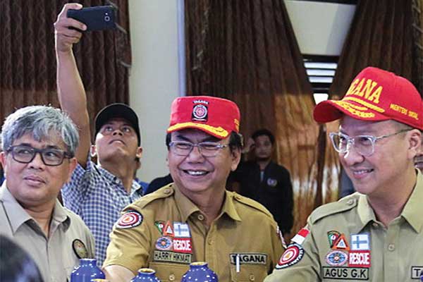 Menteri Sosial Agus Gumiwang Kartasasmita (kanan) didampingi Dirjen Perlindungan dan Jaminan Sosial Harry Hikmat (kedua kanan)