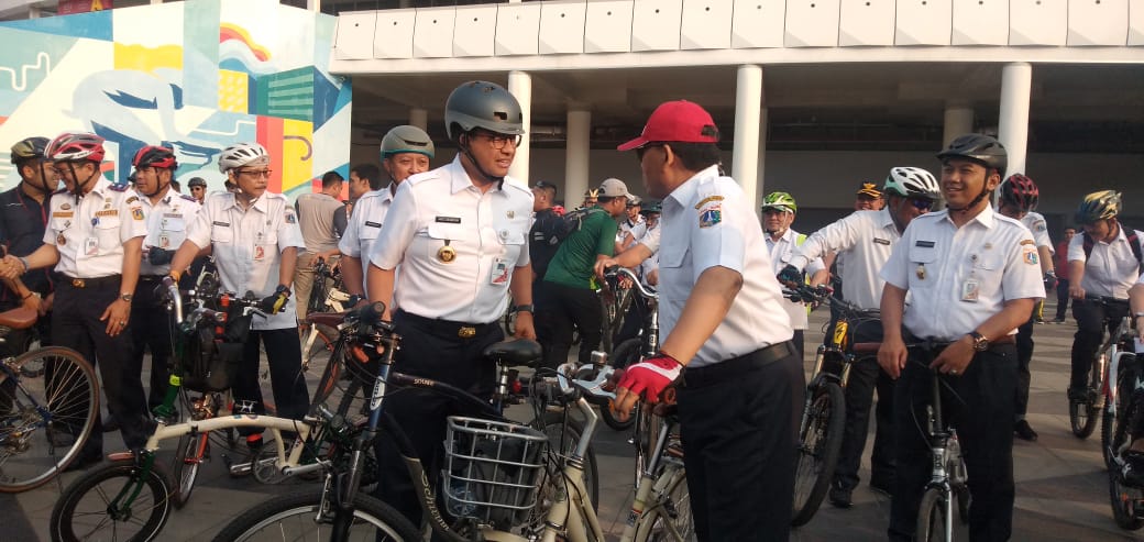 Gubernur DKI Jakarta Anies Baswedan (depan kanan) melakukan uji coba jalur pesepeda