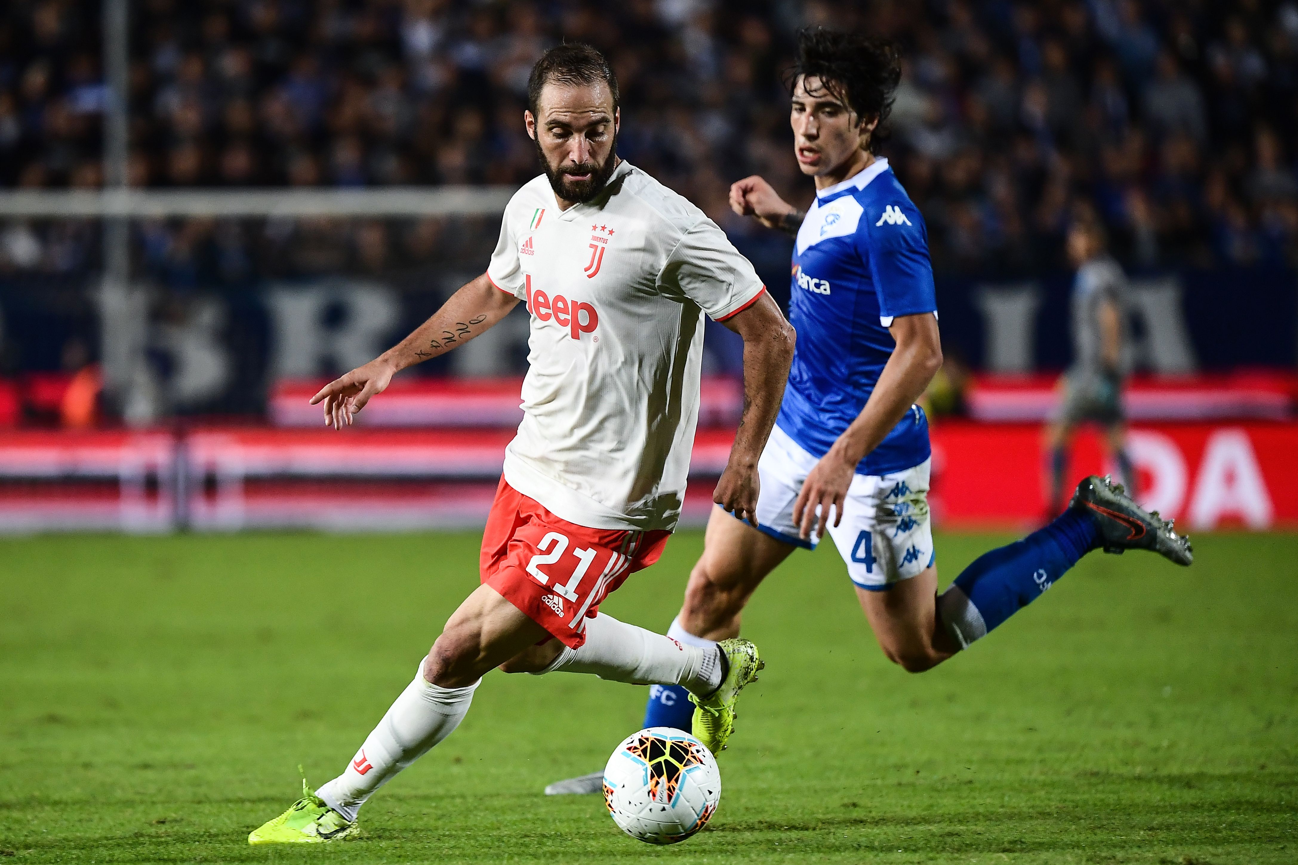 Sandro Tonali (kanan)