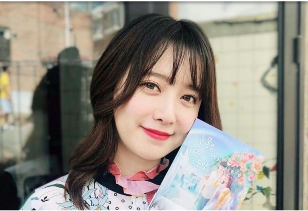 Ku Hye Sun memamerkan novelnya Tears are Heart Shaped. Ia berharap novelnya bisa dibaca penggemarnya di Indonesia. 