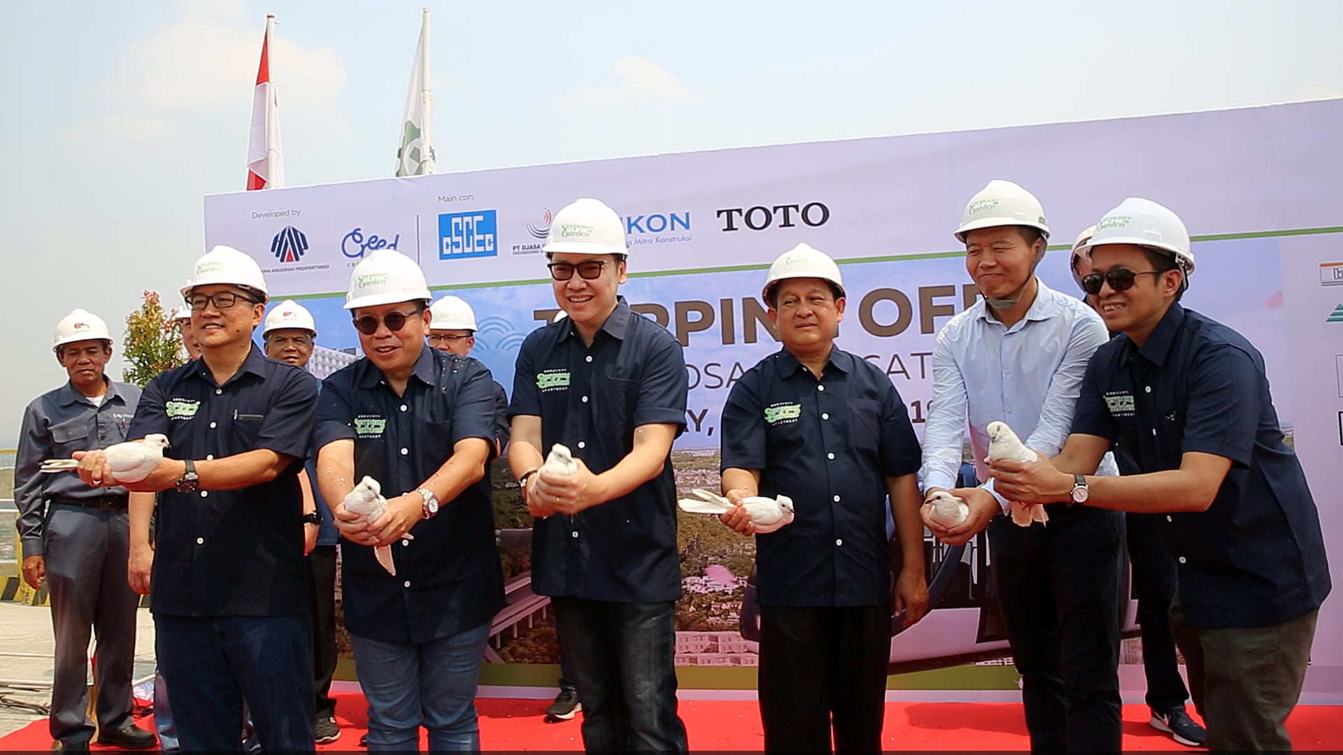 Prosesi tutup atap 2 tower Serpong Garden Apartment