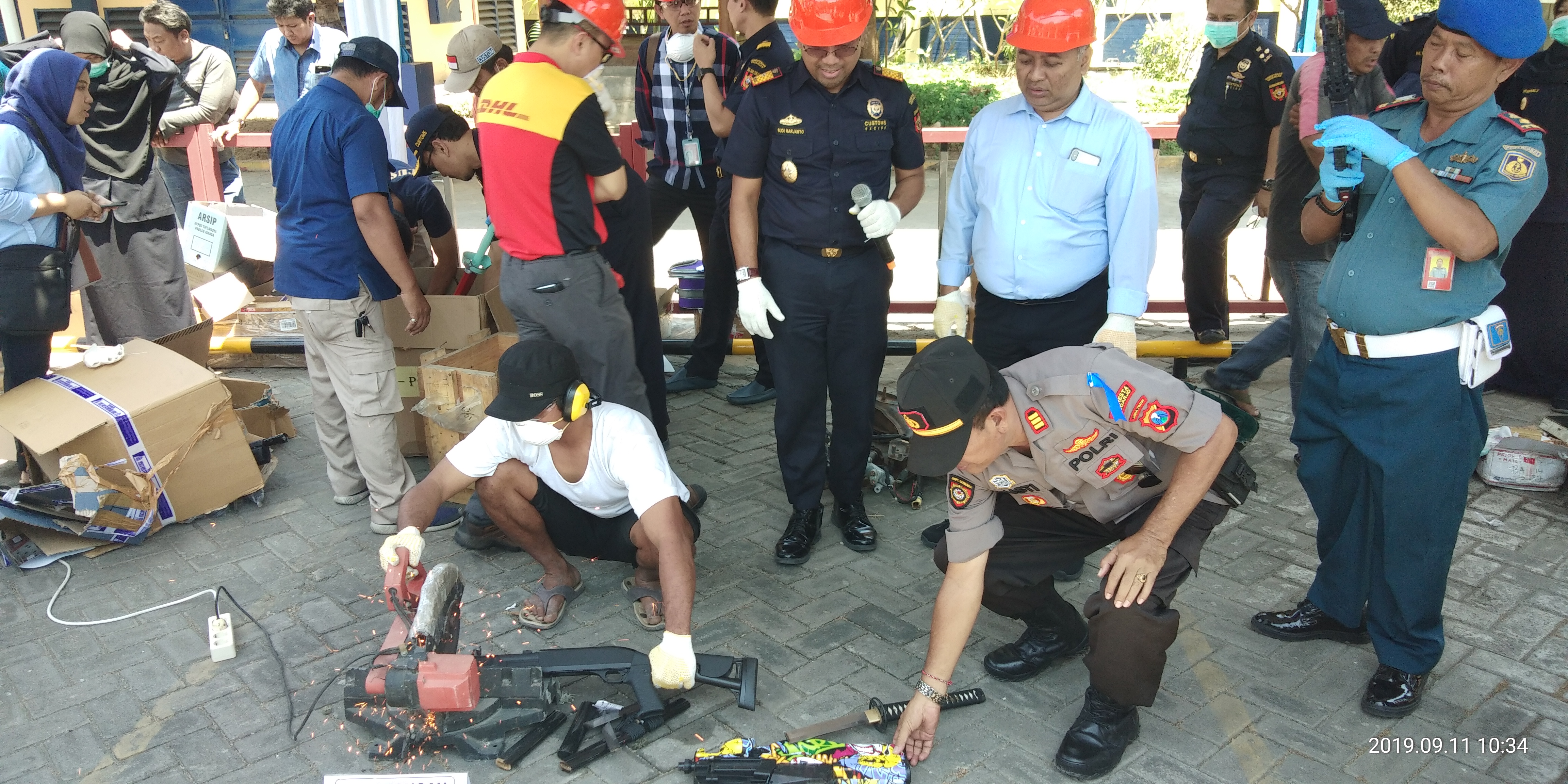 Pemusnahan 12 barang sitaan oleh petugas Bea Cukai Tipe Madya Pabean Juanda di Kabupaten Sidoarjo, Rabu (11/9).