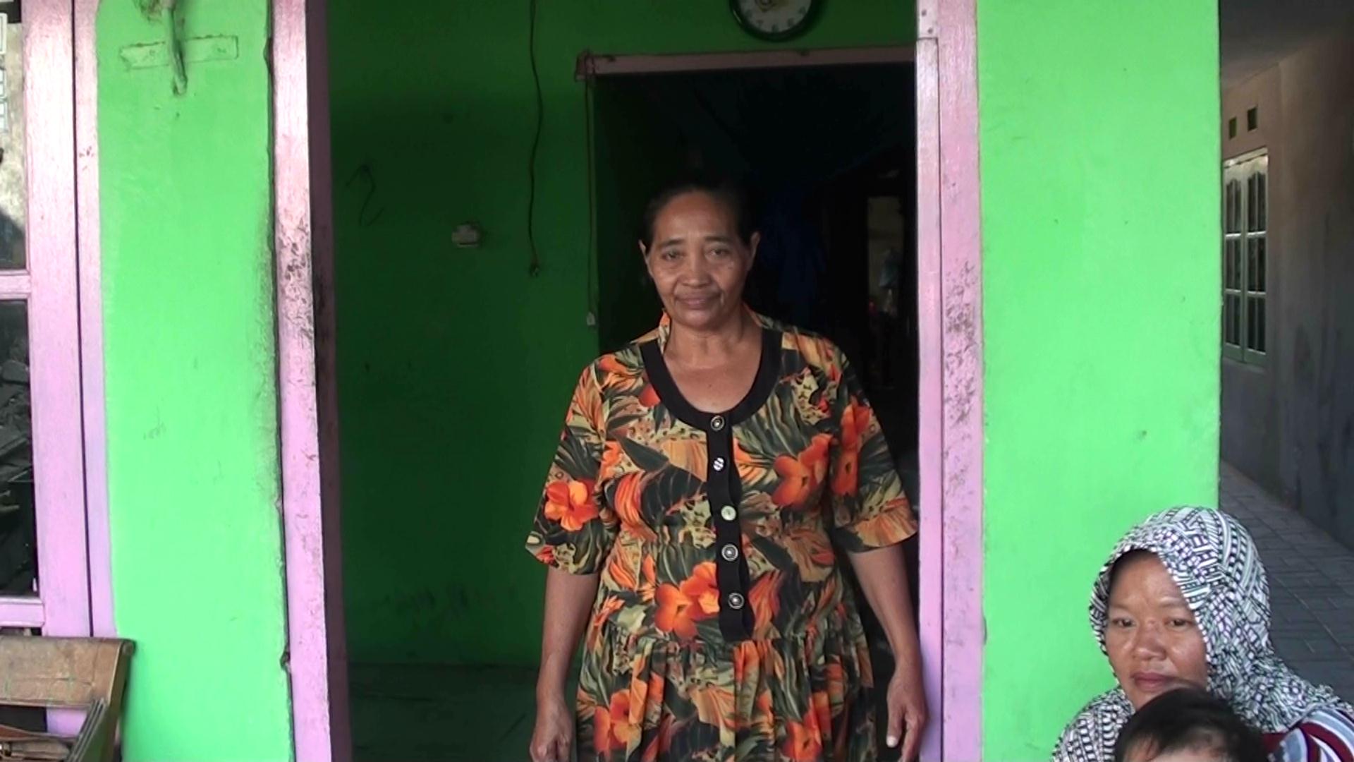 Dua janda kakak beradik, Nafiah,62, dan Sulastri,54, yang rumahnya disita karena utang untuk mengobati anaknya. 