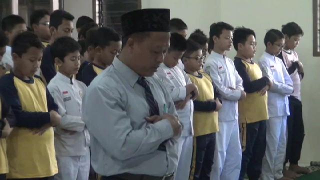 Ratusan Siswa SD Salat Gaib untuk Presiden Habibie