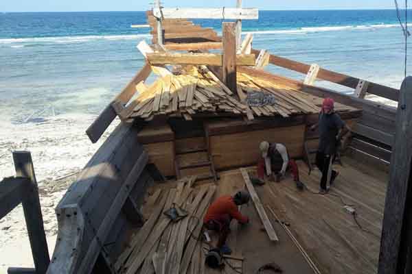 Pembuatan kapal pinisi.