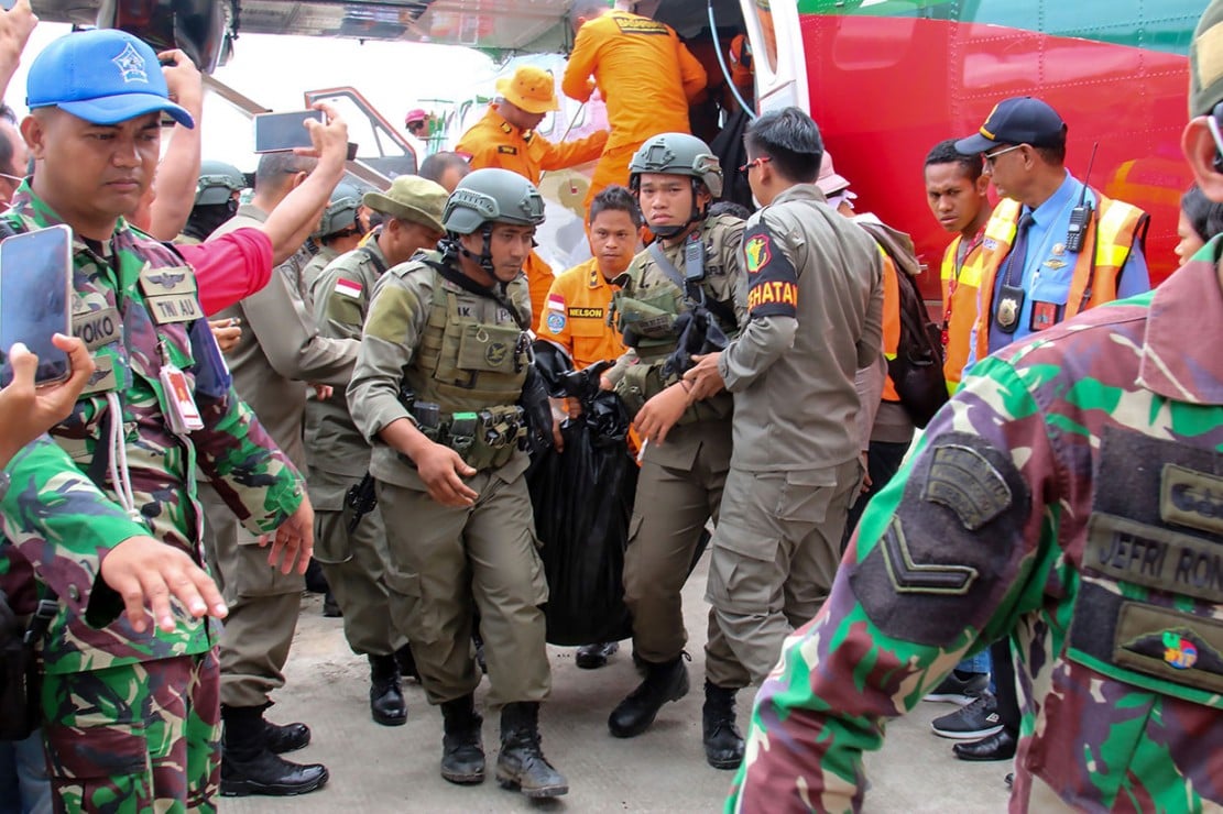 Tim SAR gabungan mengevakuasi jenazah korban  pesawat DHC-6 Twin Otter saat tiba di Bandara Moses, Kilangan, Timika, Papua, Rabu (25/9). 