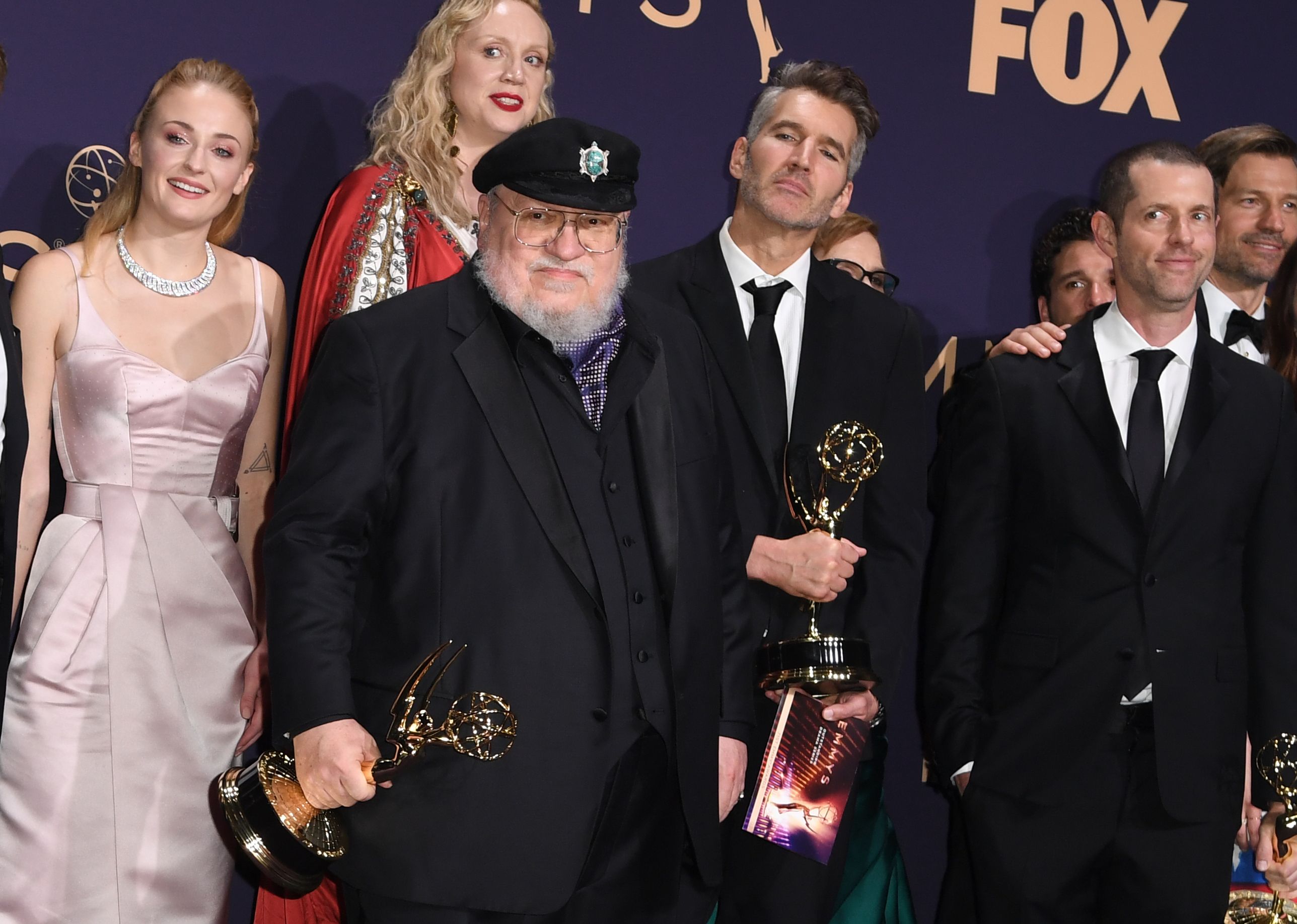 (Dari kiri) Aktris Sophie Turner, Gwendoline Christie, penulis George R.R. Martin, producer David Benioff, dan D.B. Weiss dengan Piala Emmy.