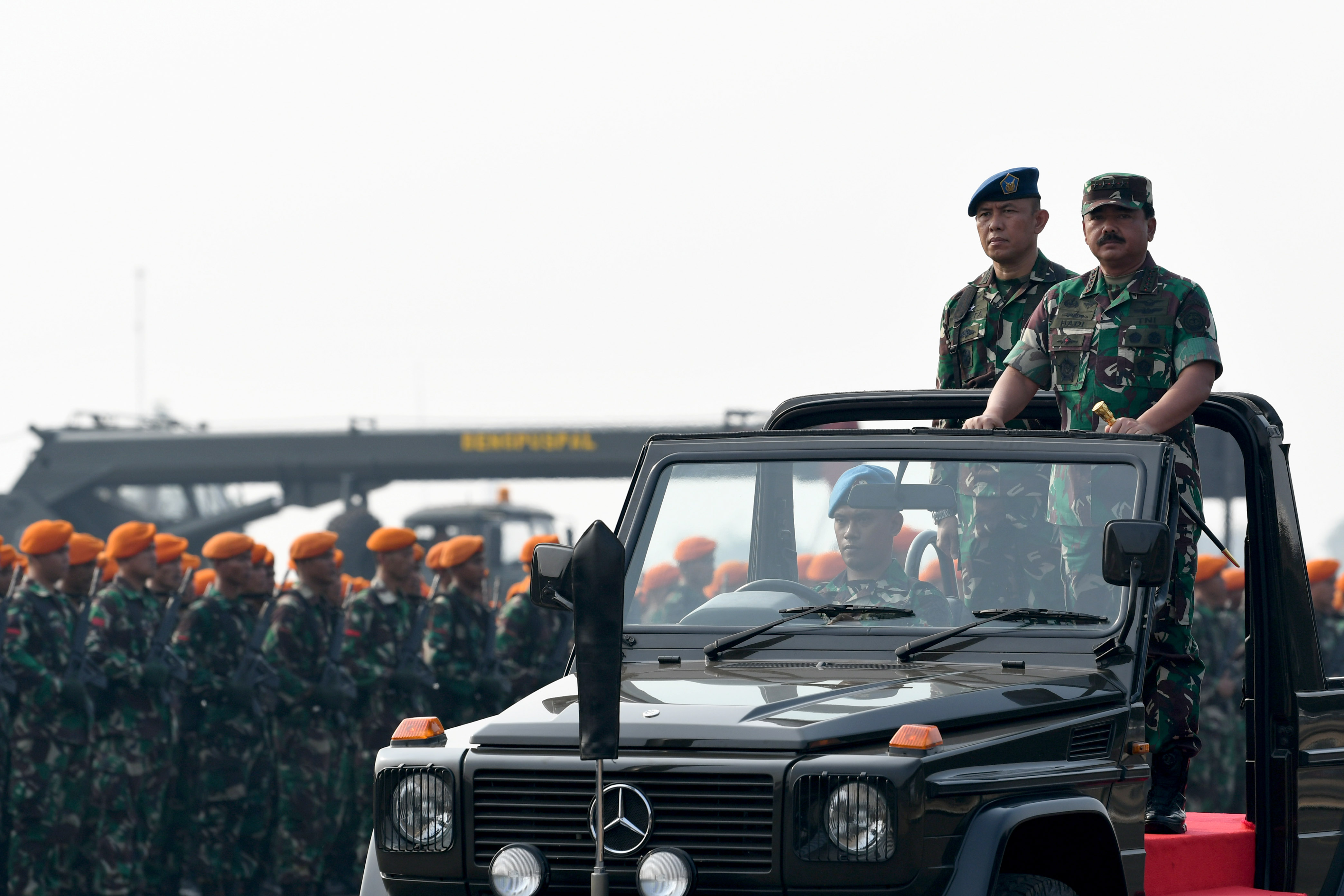  Panglima TNI Marsekal TNI Hadi Tjahjanto (kanan) melakukan inspeksi pasukan
